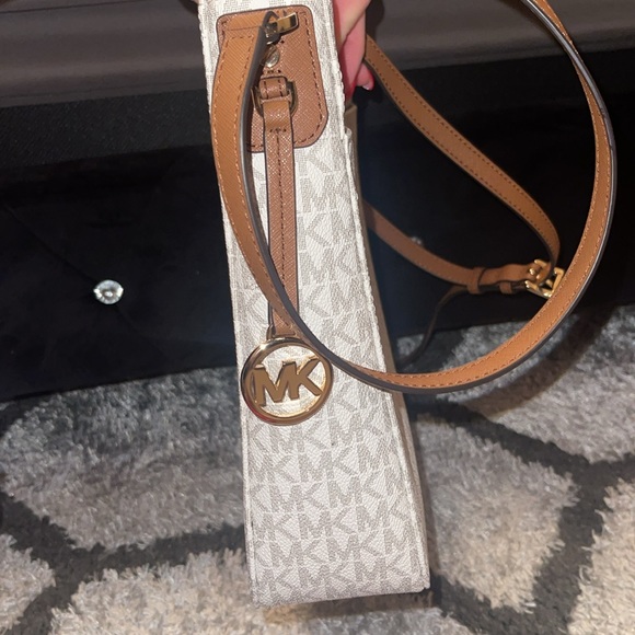 MICHAEL KORS LARGE CROSSBODY - Picture 2 of 4